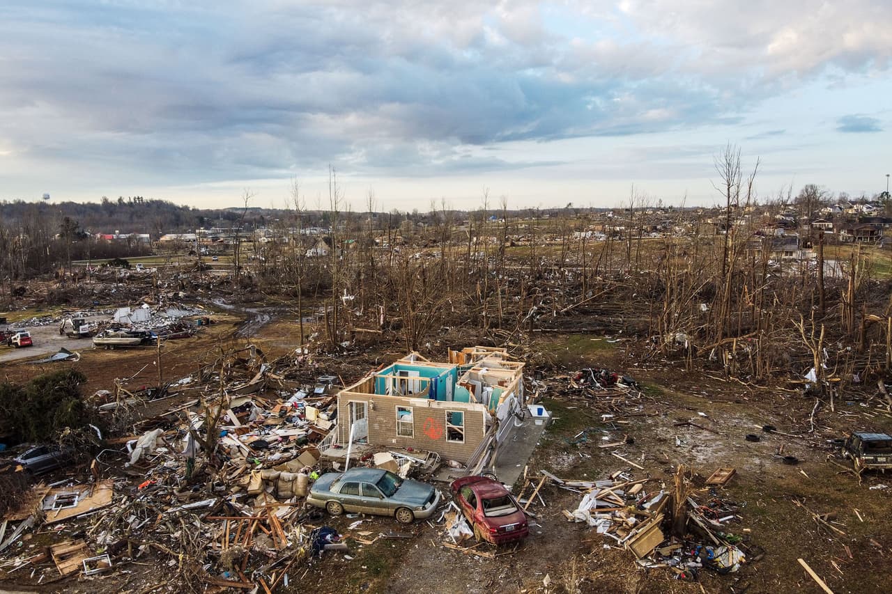 <b>Tornados devastadores en el centro de Estados Unidos</b>
<br>
<br>Los escombros tras el paso de un tornado en Dawson Springs, Kentucky, el 14 de diciembre. 
<br>
<br>Una serie de tornados azotaron los estados de Mississippi, Arkansas, Missouri, Kentucky, Tennessee e Illinois a principios de diciembre. El Servicio Nacional de Meteorología registró al menos 41 tornados, incluidos 16 en Tennessee y ocho en Kentucky, el estado más afectado. 
<a href="https://www.univision.com/noticias/estados-unidos/tornado-muerte-kentucky-arkansas-hogar-de-ancianos-illinois-amazon"><u>La tragedia dejó más de 90 fallecidos</u></a>.