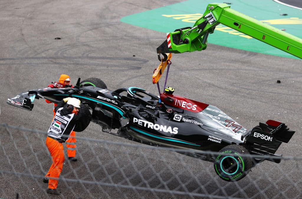 Esteban Ocon es campeón del Gran Premio de Hungría. La carrera se vio accidentada y detenida con bandera roja cuando Bottas se deslizó hacia la parte trasera del McLaren de Norris, quien se inclinó hacia el auto de Verstappen, y Bottas se estrelló contra el segundo Red Bull de Sergio Pérez. Stroll intentó zambullirse por el interior en la curva 1, pero golpeó el Ferrari de Charles Leclerc, que a su vez chocó contra Ricciardo. Vettel fue segundo y Hamilton consiguió la tercera posición.