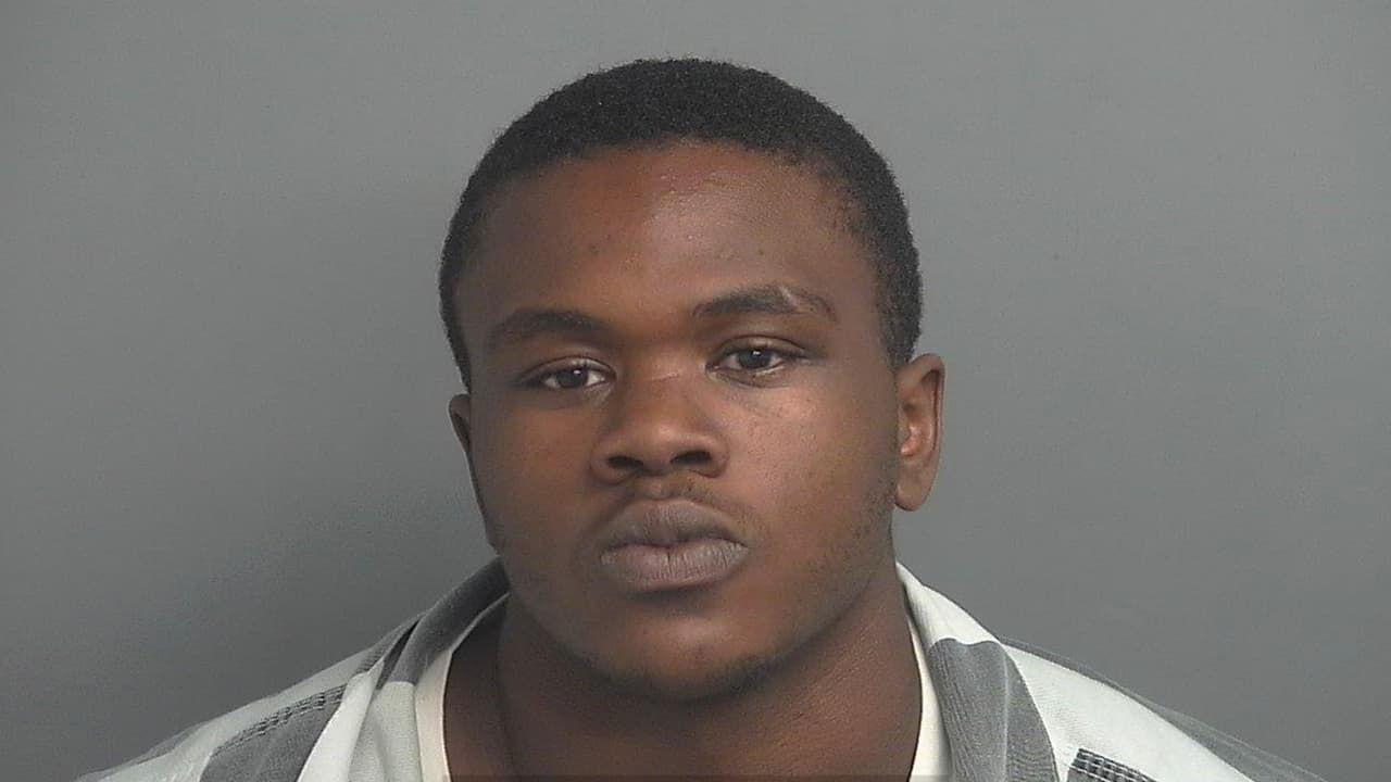 Dejuan Tisheem Wade, 24 años. Mide 5 pies 6 pulgadas de estatura. Mide 180 libras. Cabello negro, ojos cafés. Enfrenta cargos de lesiones a un miembro de su familia. Último domicilio conocido: Sawmill Road, Spring, Texas.