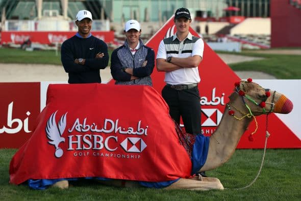 Tiger Woods de EEUU, Rory McIroy de Irlanda y Justin Rose, de Inglaterra, posan con un camello antes de comenzar el Campeonato de Golf Abu Dhabi HSBC en enero de 2013.