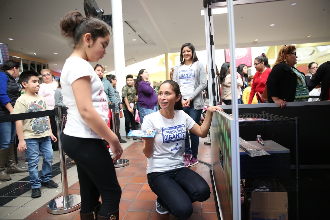 Las familias pudieron tomarse la foto como si estuvieran en el escenario de Pequeños Gigantes USA.