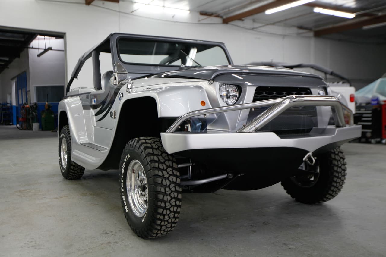 En este caso, Daddy Yankee continúa con la tradición de incluir carros costosos en sus videos musicales y participaciones artísticas.