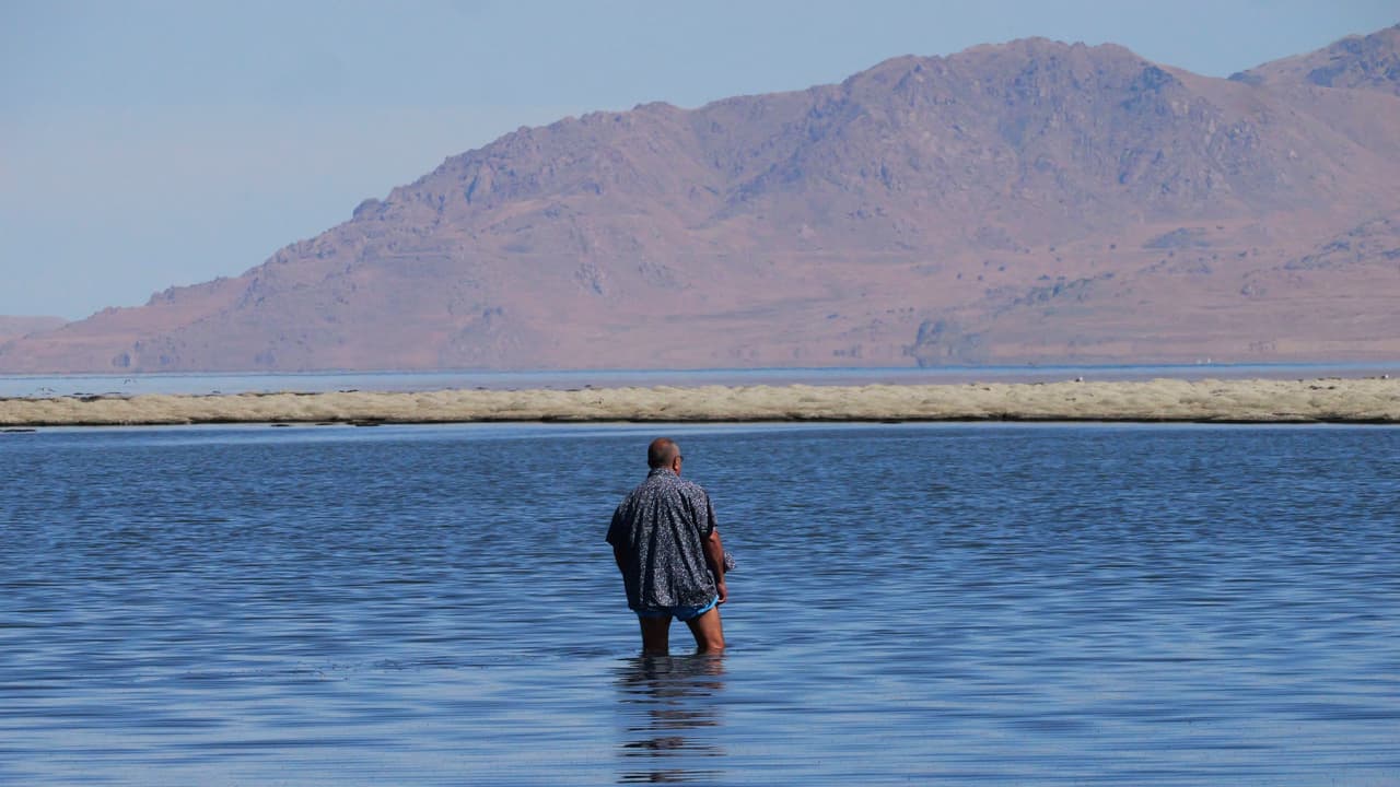 Un hombre entra en el Gran Lago Salado y podemos ver
<b>el bajo nivel del agua</b>, el viernes 26 de agosto de 2022, cerca de Salt Lake City.