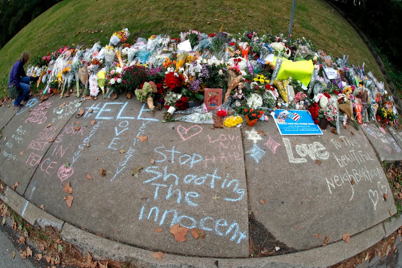 La idea de un reemplazo racial de los blancos por minorías ha alentado al menos a tres atacantes a cometer 
<b>masacres a disparos en Estados Unidos en contra de judíos, hispanos y negros.</b> La teoría 
<a href="https://www.univision.com/noticias/tiroteos/esta-es-la-historia-de-la-oscura-teoria-racista-detras-del-tiroteo-en-el-paso">es conocida como el 'Gran Reemplazo'</a> y tiene sus raíces en Europa desde hace menos de una década. Los expertos consideran que es 
<b>una de las doctrinas más peligrosas y de mayor crecimiento</b> en el pensamiento de extrema derecha. Sus argumentos han dejado al menos 41 personas muertas en apenas tres ataques. El primero ocurrió en 
<a href="https://www.univision.com/noticias/tiroteos/al-menos-11-muertos-deja-un-tiroteo-en-una-sinagoga-en-pittsburgh-que-es-investigado-como-un-crimen-de-odio">una sinagoga en Pittsburg, Pennsylvania,</a> el 27 de octubre de 2018.