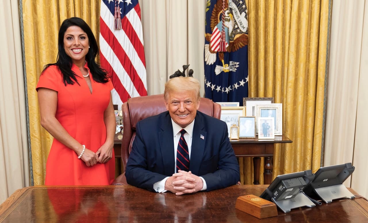 El presidente Donald Trump y la abogada Natalie Khawam en la Casa Blanca, 30 de julio, 2020.