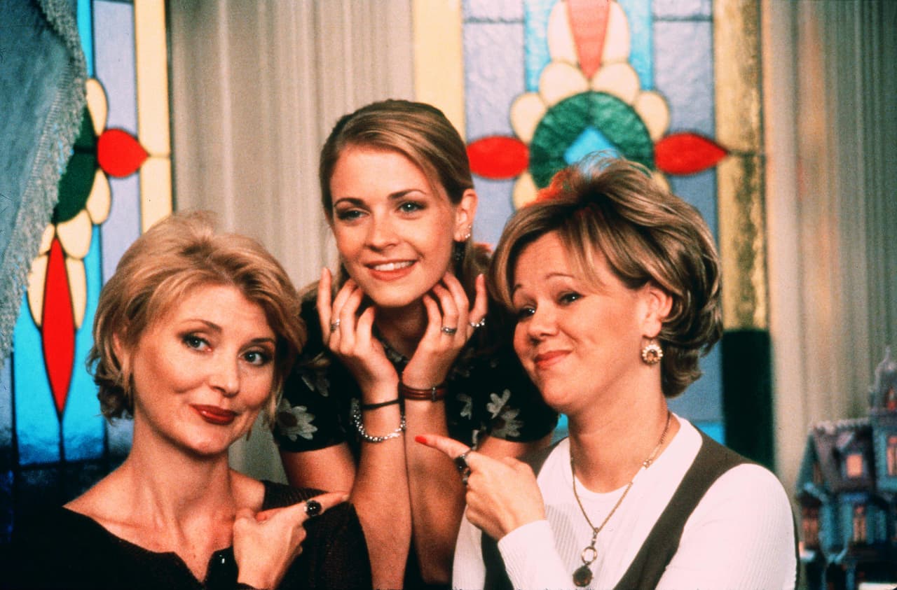 La comedia se estrenó en 1996 y terminó en 2003, luego de 7 temporadas.
<br>
<br>En 2018 se publicó una nueva versión de la historia, solo que más oscura:
<a href="https://www.univision.com/entretenimiento/cine-y-series/diferencias-entre-la-sabrina-de-netflix-y-la-sabrina-de-los-90-que-debes-saber">‘Las escalofriantes aventuras de Sabrina’,</a> en donde la protagonista fue la actriz Kiernan Shipka.