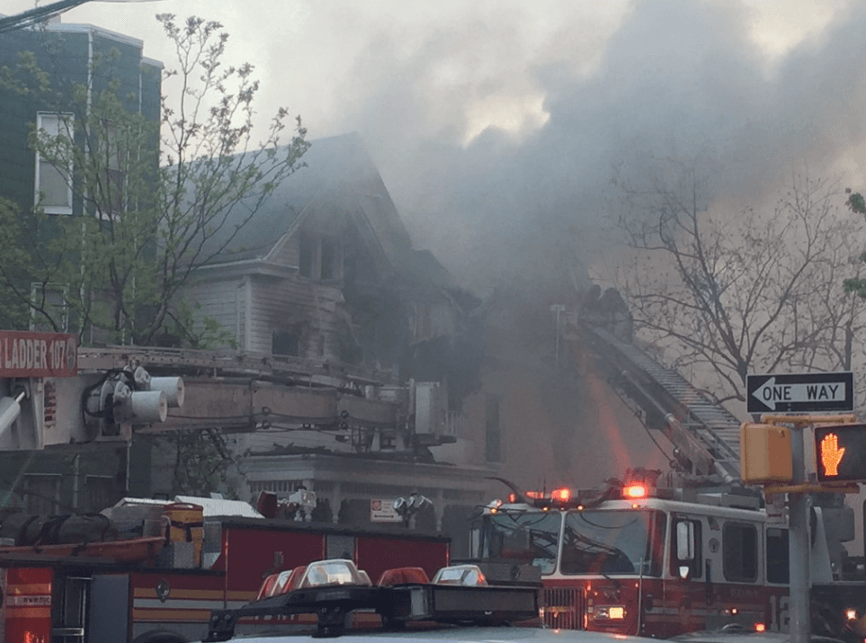 Incendio en Brooklyn deja a 13 familias sin techo, muchas de ellas hispanas