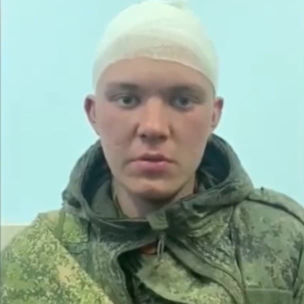 El Pentágono informó que unidades completas del Ejército ruso han depuesto las armas o desvían sus vehículos para evitar confrontaciones con las tropas ucranianas, a medida que se quedan sin combustible y comida. En la imagen se observa un militar ruso que ahora es prisionero de guerra.