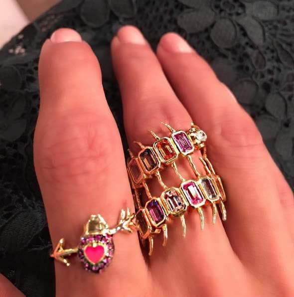 Los anillos son otra de las grandes debilidades de Galilea Montijo y disfruta de tener los dedos llenos de joyas.