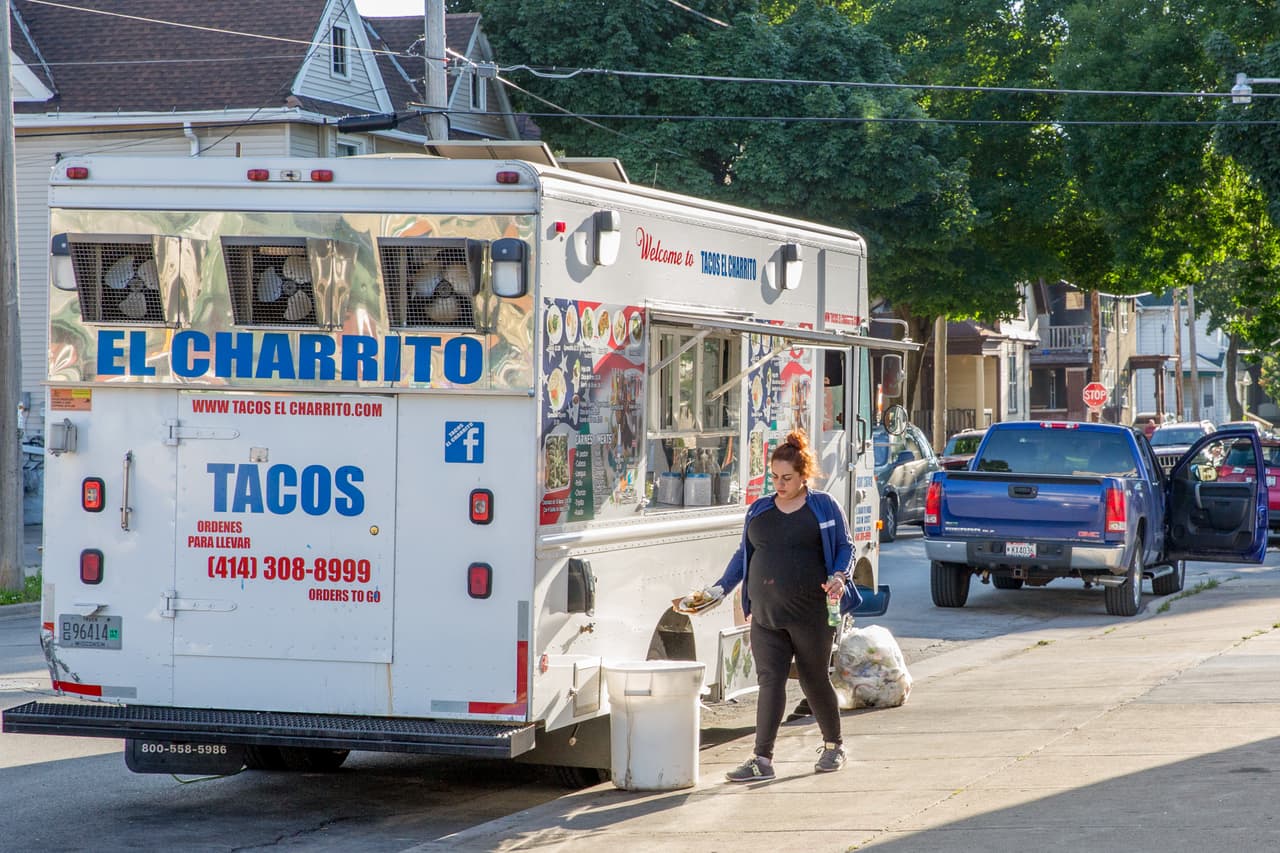 En la calle principal del barrio, nombrada en honor al líder campesino César Cha´vez es fácil encontrar camiones de comida mexicana.