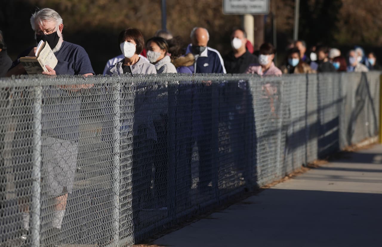 <b>Si me pongo la vacuna soy totalmente inmune.</b>
<br>
<br>No se sabe cuánto tiempo durará la inmunidad de una vacuna contra el coronavirus y si será necesario administrarla más de una vez, o incluso de forma regular, como la vacuna contra la gripe.
<br>
<br>Por ahora, "tal vez deberíamos pensar en esto de la misma manera que en la vacuna contra el tétano, donde podrías necesitar un refuerzo" cada pocos años, dijo el doctor Francis Collins, director de los Institutos Nacionales de la Salud (NIH), 
<a href="https://www.aarp.org/espanol/salud/enfermedades-y-tratamientos/info-2020/doctor-fauci-collins-prevenir-covid.html">recientemente en una teleasamblea de AARP sobre el tema</a>. 
<br>
<br>"Si tenemos suerte, sería como el sarampión, que una vez que eres inmune, lo eres de por vida, pero eso sería algo realmente afortunado", agregó.