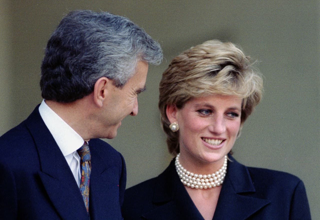 Fue precisamente la casa Dior la que se encargó de fabricar el obsequio que Diana se llevaría a casa, esto a petición de la ex primera dama de Francia, Bernadette Chirac, esposa de Jacques Chirac, presidente de la República Francesa.