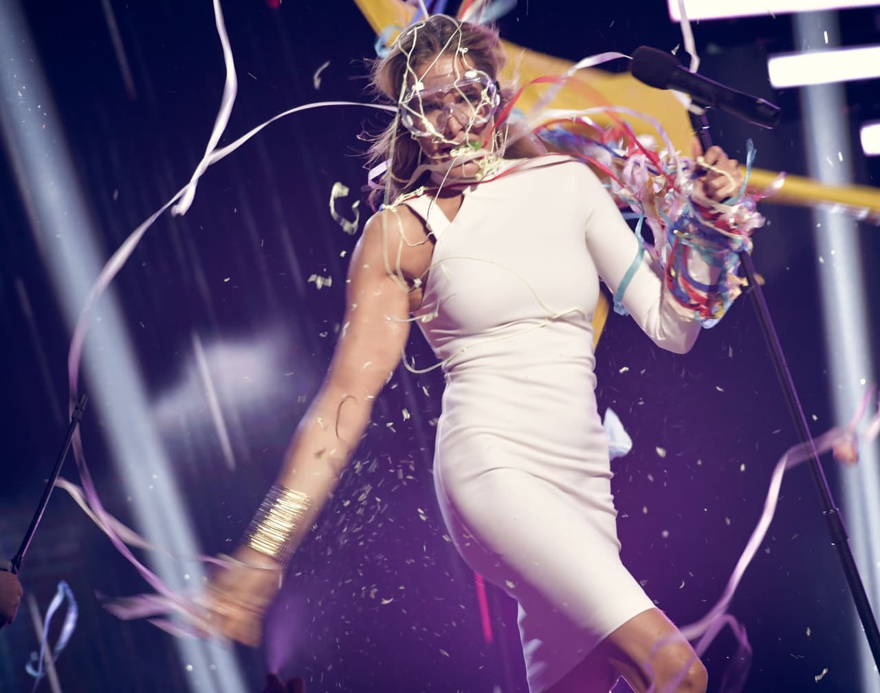 Lauri Simpson también parecía hambrienta. ¡Estaba comiéndose toda la serpentina!