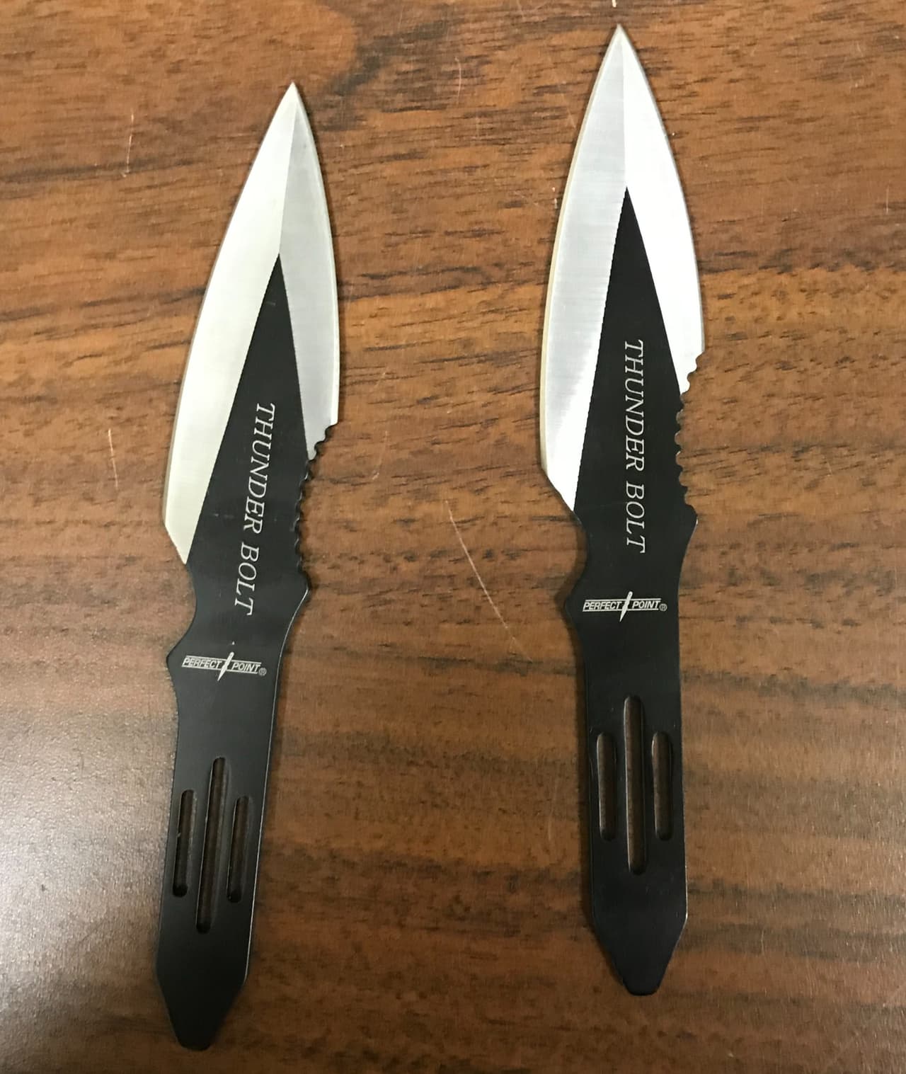 "Estas armas, confiscadas en las protestas de esta noche, ponen a otros en peligro. Llevar armas a protestas pacíficas no puede y no será tolerado. Actualmente estamos trabajando para reducir la situación. Cualquiera que sea atrapado con un arma será arrestado", tuitearon. 
<br>