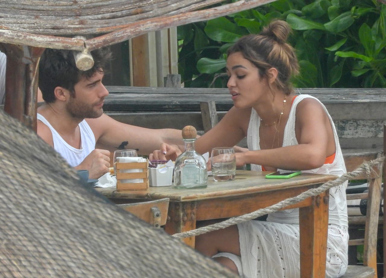 Mientras ella conversaba, él la observaba con curiosidad.