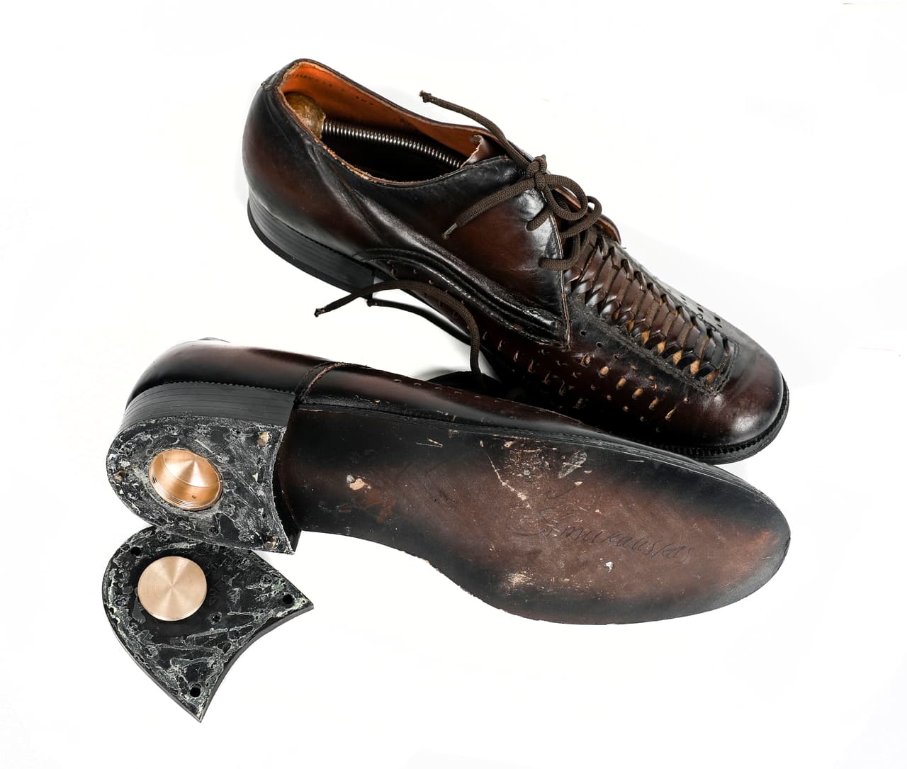 Un zapato con compartimiento secreto en el tacón, donde los espías podían ocultar pequeños objetos. El museo KGB Spy Museum, dedicado al espionaje e inteligencia soviéticos, abrió sus puertas en Chelsea, Manhattan, con una colección de minicámaras, grabadoras y dispositivos para enviar mensajes en clave.