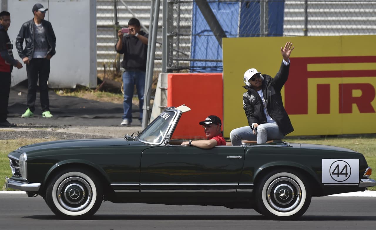 El británico Lewis Hamilton, figura dentro de la carrera, hizo al igual que el resto de pilotos su llegada en un carro antigüo.
