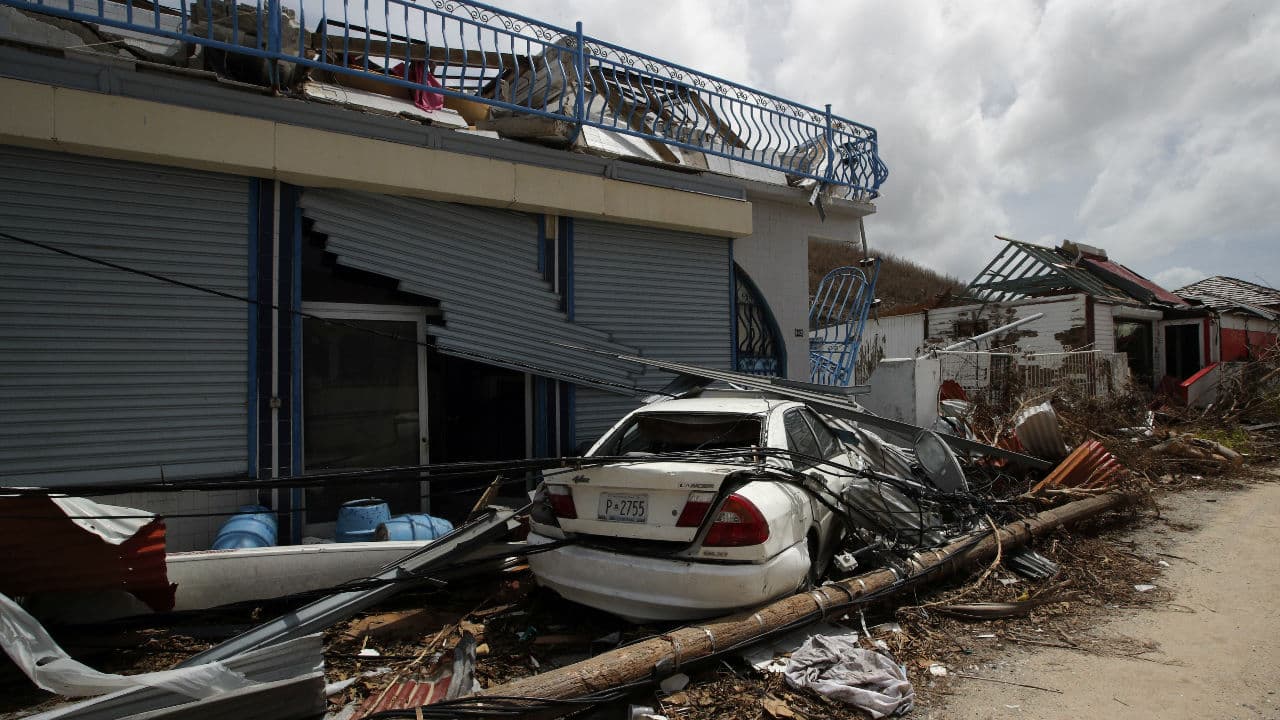 No todos los autos destrozados fue a causa del agua, otros como éste que vemos en la imagen, sufrieron los daños de los
<b>fuertes vientos que derrumbaron casas, postes </b>de luz y techos. Aquí una muestra de la isla caribeña francesa de San Martin, uno de los lugares más azotados por el huracán.