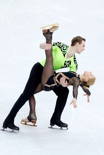 Julia Lavrentieva y Yun Rudyk de Ucrania, durante la competencia de patín artístico en pareja en el Iceberg Skating Palace.