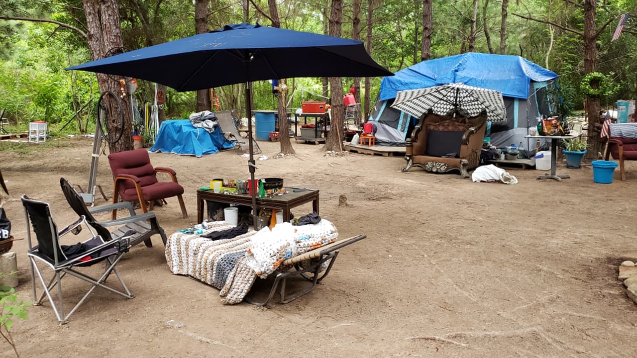 Los muebles y enseres de las personas que se tomaron el sitio estaban acomodados entre árboles. El dueño de la propiedad se va hacer cargo de sacar los escombros y limpiar el lugar.