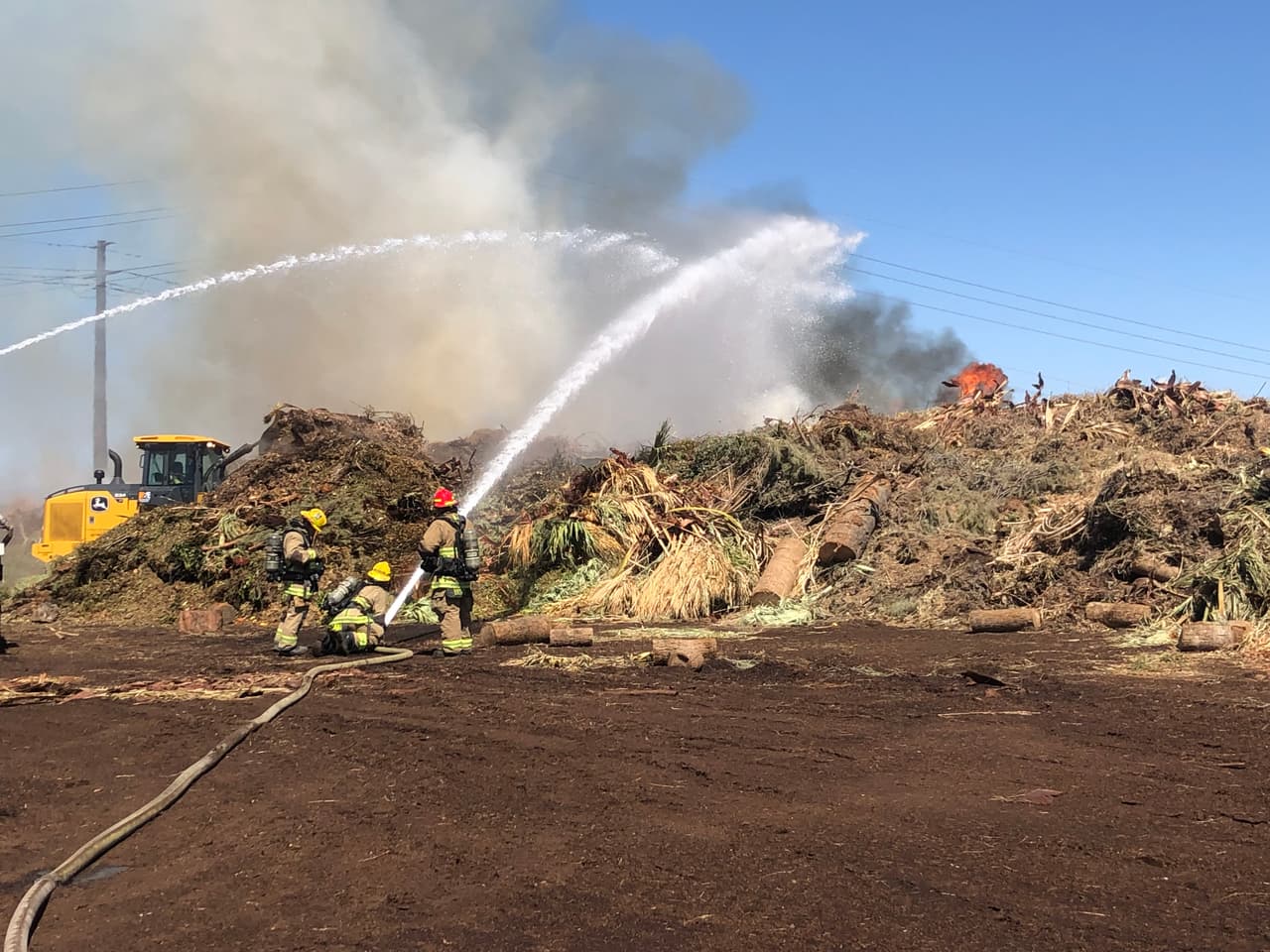 Equipos de los departamentos de bomberos de Tempe, Phoenix y Scottsdale estaban en el lugar, trabajando para extinguir el incendio de primera alarma. No se reportaron lesionados.