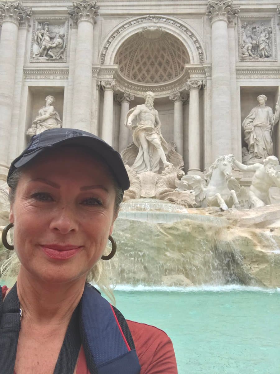 Uno de los lugares que no podía dejar de visitar en Roma era la Fuente de Trevi, y claro que se tomó la ya tradicional 'selfie' para mostrarles a sus seguidores.