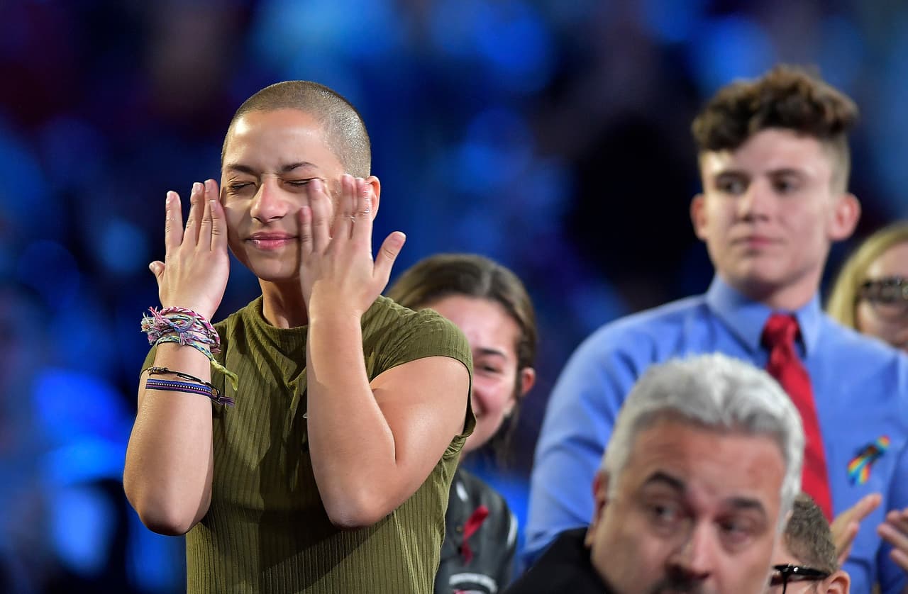 Hija de una estadounidense y un cubano,
<a href="https://www.univision.com/noticias/tiroteos/emma-gonzalez-la-subita-nueva-estrella-del-movimiento-antiarmas-es-una-adolescente-de-18-anos-de-origen-cubano">Emma González se ha convertido en un ícono de las protestas</a>, en una activista de referencia y en la fascinación de los medios de comunicación, que incluso
<b>analizan a través de su perfil a una nueva generación de latinos empoderados.</b> Junto a sus compañeros es la fundadora del movimiento #NeverAgain y una de las principales organizadoras de la marcha del 24 de marzo en Washington.