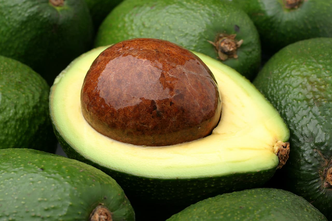 <b>Aguacate.</b> La mitad de esta fruta nos aporta una gran cantidad de potasio y nos ayuda a bajar la presión arterial de forma natural. Contiene vitamina B y grasas buenas que ayudan a cuidar la salud del cerebro.