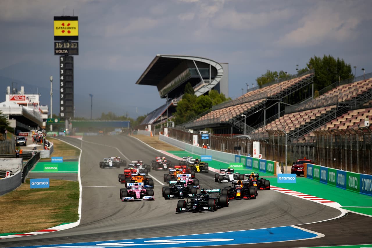 Hamilton ejecutó una casi perfecta carrera en el Gran Premio de España, liderando cada una de las vueltas. Verstappen se queda en la segunda posición, mientras que Bottas logra la tercera posición. El mexicano, 'Checo' Pérez estuvo a una posición de ganar un lugar en el podio.