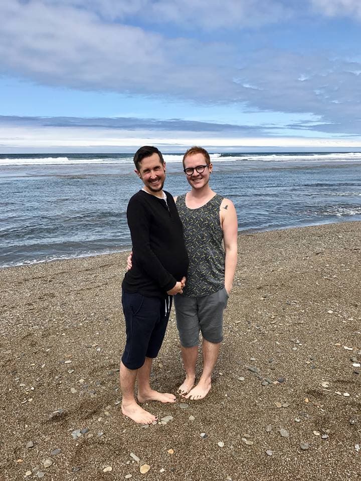 Posando con la panza en la playa.
