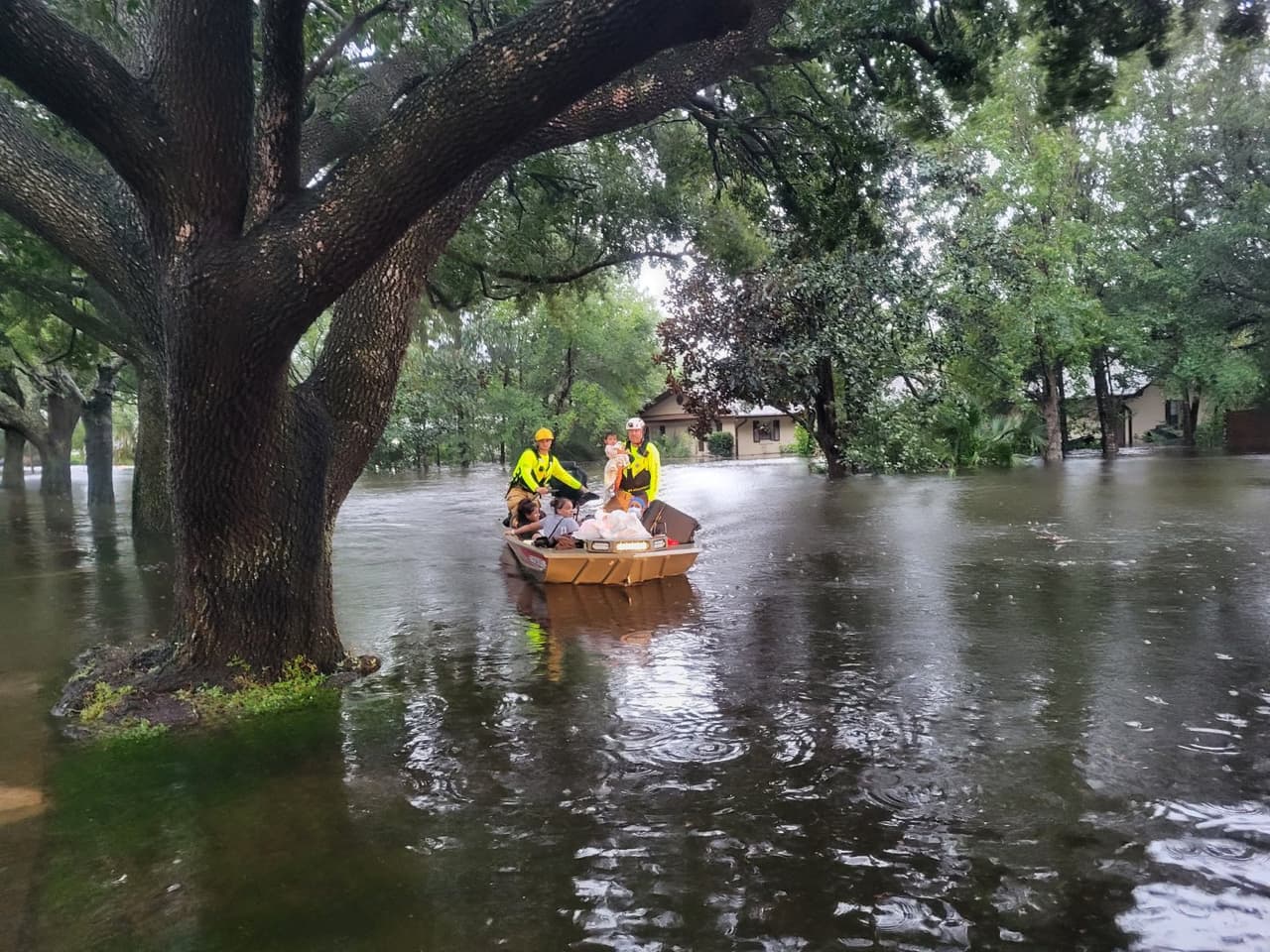 Los bomberos también usaron pequeños botes para trasladar a los afectados a un lugar seguro.