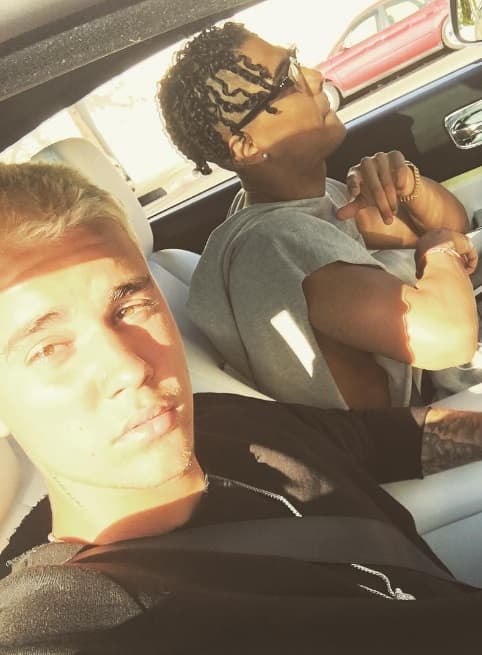 Justin Bieber no se olvidó de sus buenos amigos, y hasta tomó un paseo en automóvil.