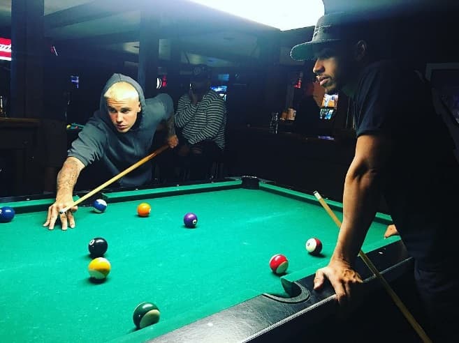El cantante tampoco se olvidó de poner en práctica sus mejores técnicas en el billar, se nota concentrado y dispuesto a ganar, ¿lo habrá logrado?