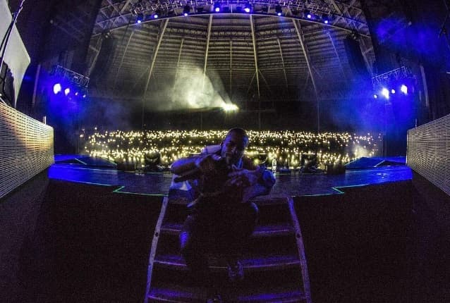 El que anda muy trabajador es Maluma, que desde la tarima se tomó esta foto con la que agradeció a sus fanáticos.