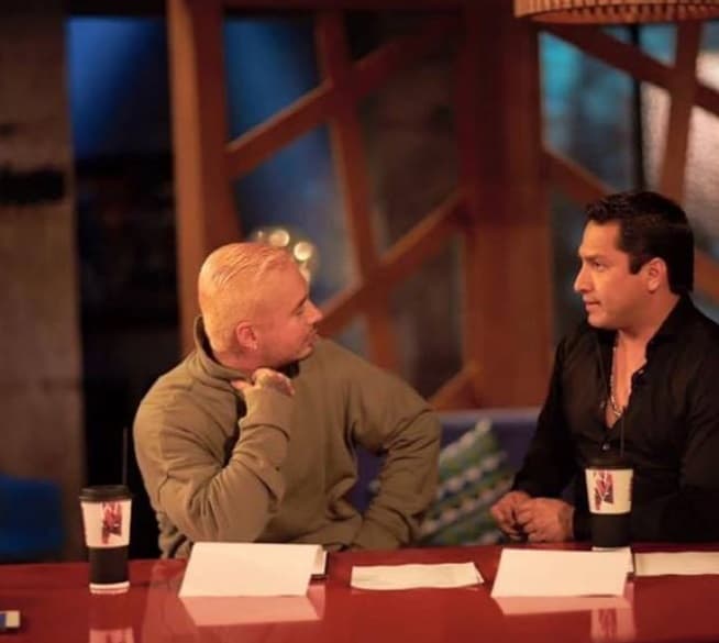 Pero no deja de trabajar, y así lo vimos bien atento con Julión Álvarez, también nominado a Premios Juventud.