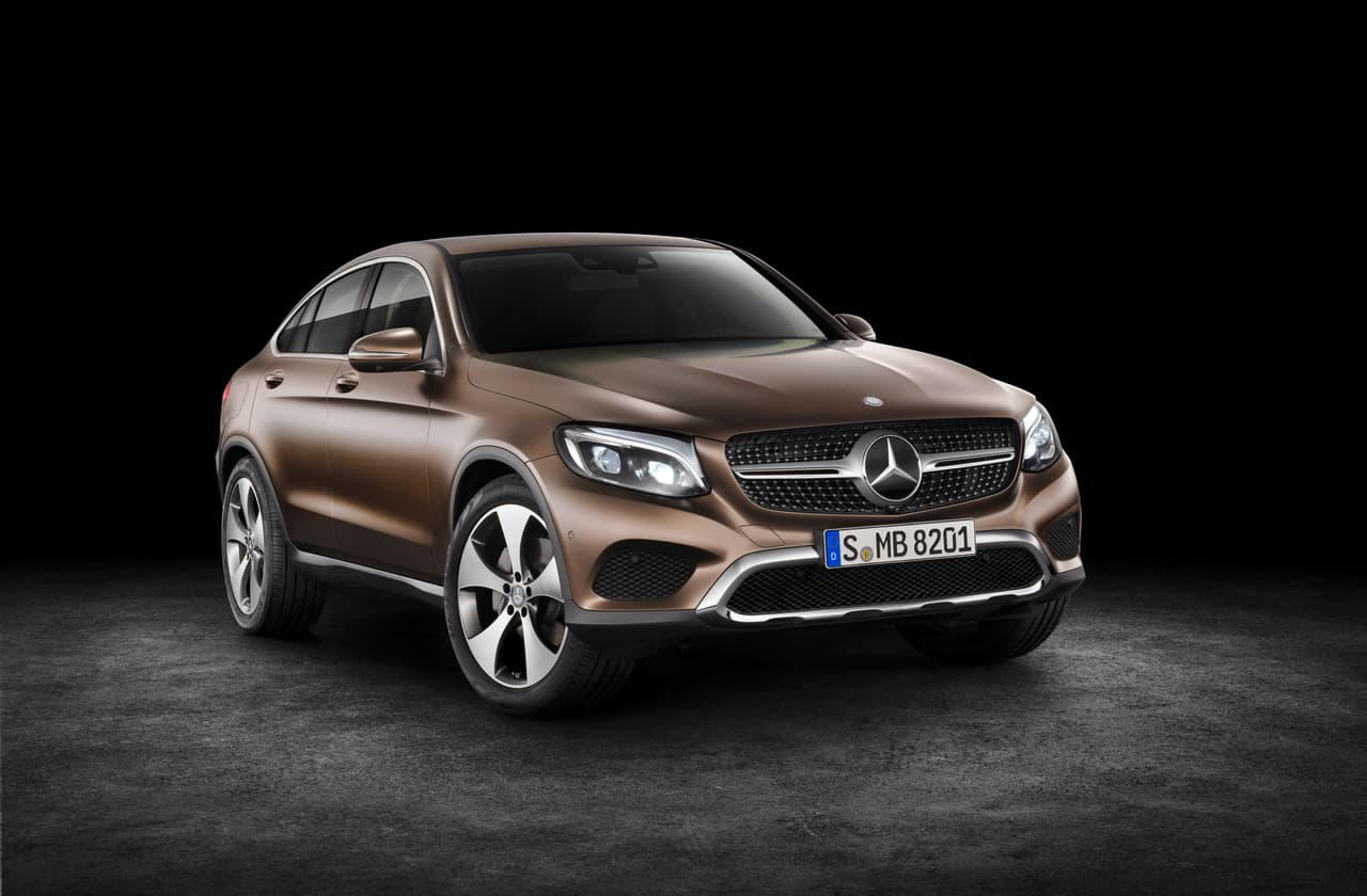 El Mercedes-Benz GLC Coupé 2017 es una versión con línea de techo inclinada de la GLC . . .