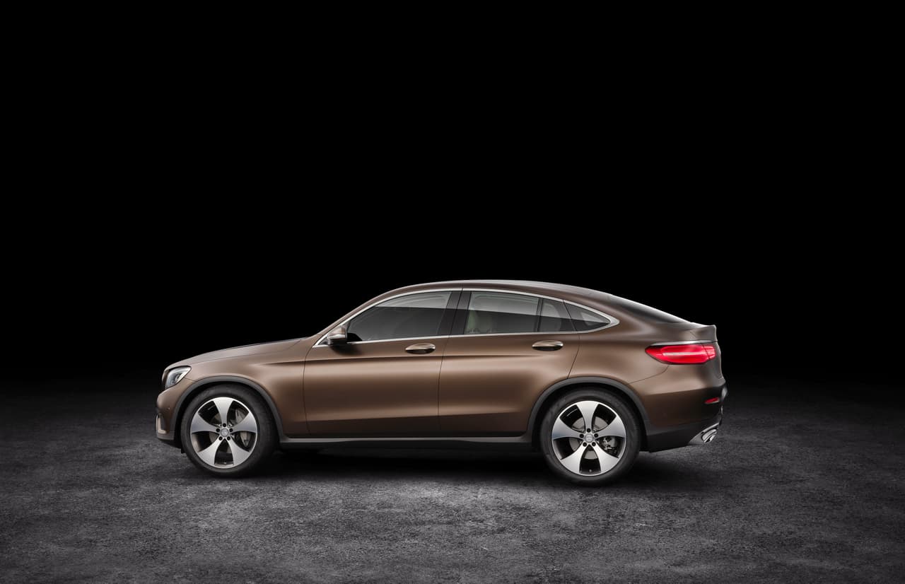 La caída de techo inclinado de la Mercedes-Benz GLC Coupé 2017 sacrifica espacio de carga a favor del estilo.