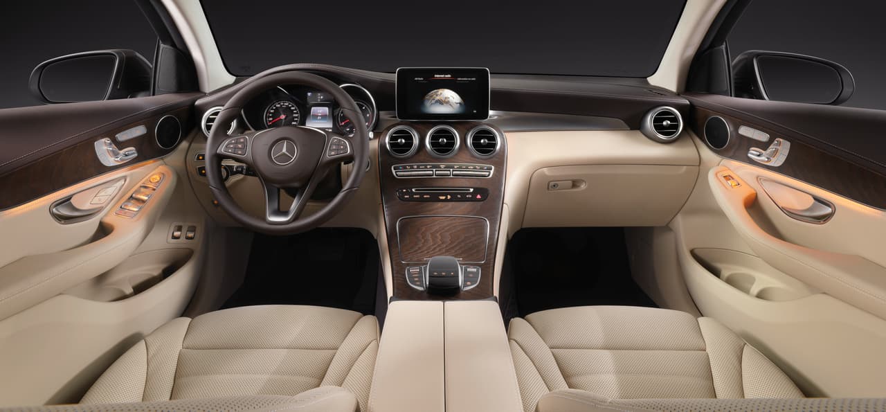 El estilo interior de la Mercedes-Benz GLC Coupé 2017, es idéntico al de la GLC regular.