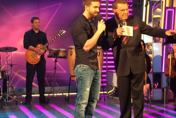 El guapo artista español pasó por el show para hacer suspirar a la audiencia con su música ¡y esa sonrisa!