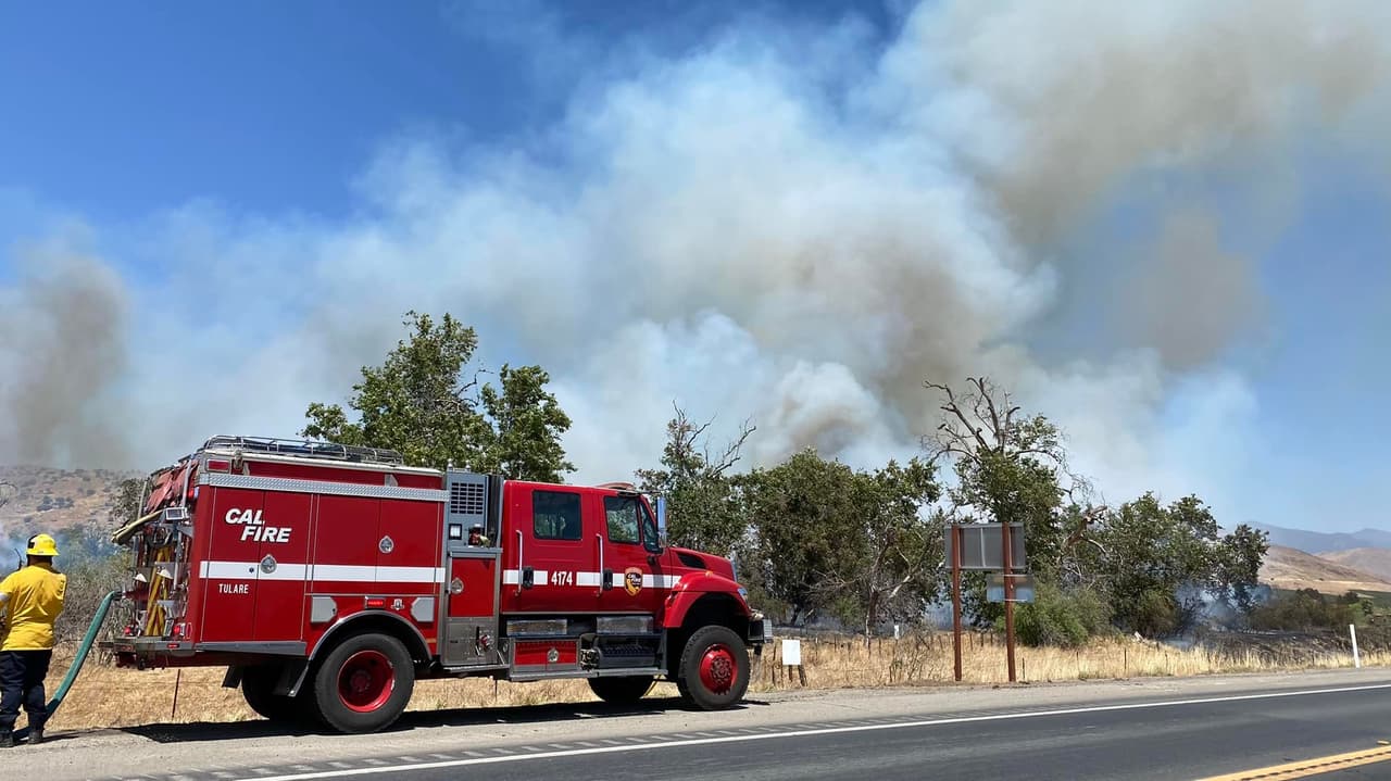 Emiten evacuaciones voluntarias por incendio al este de Porterville