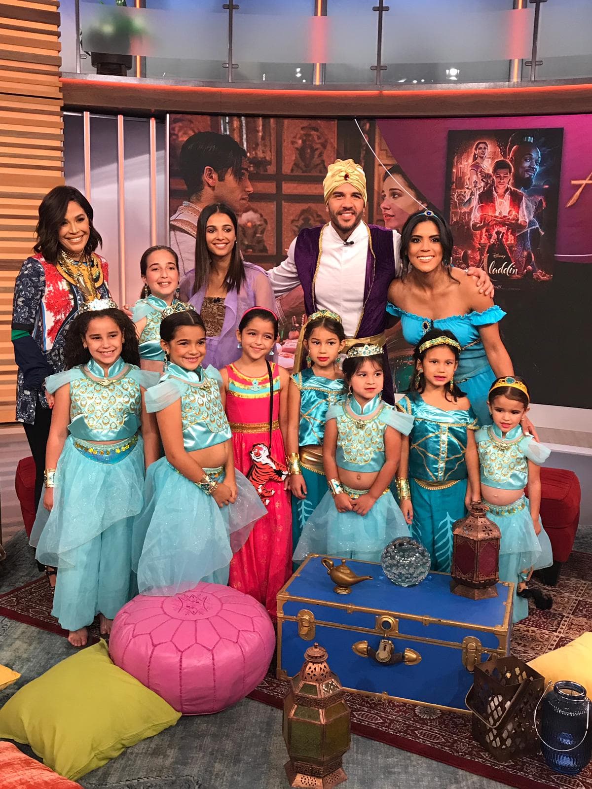 En esta imagen grupal la felicidad en los rostros de las niñas no se podía ocultar, ya que estaban rodeadas tanto de la princesa Francisca como de Naomi, y por supuesto del príncipe Yisus.