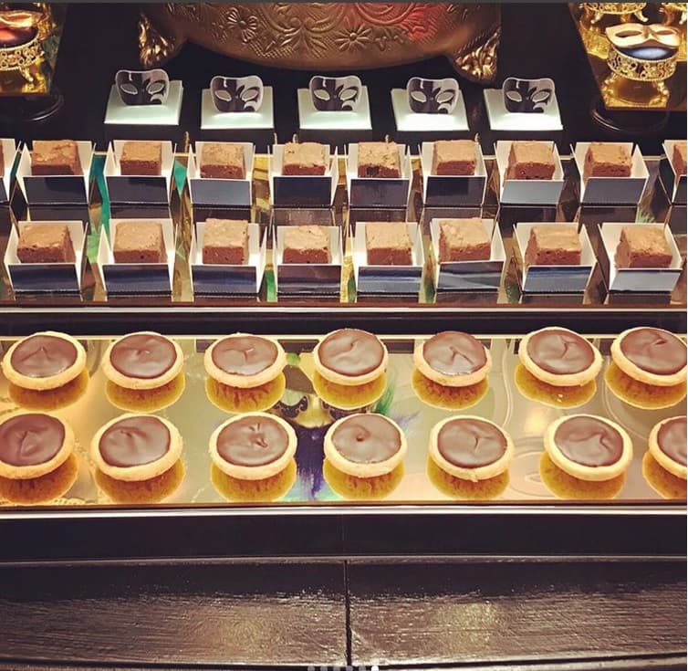 Así lucía la mesa de dulces que fueron hechos especialmente para la celebración que organizaron en su propia casa, la noche del 2 de septiembre.