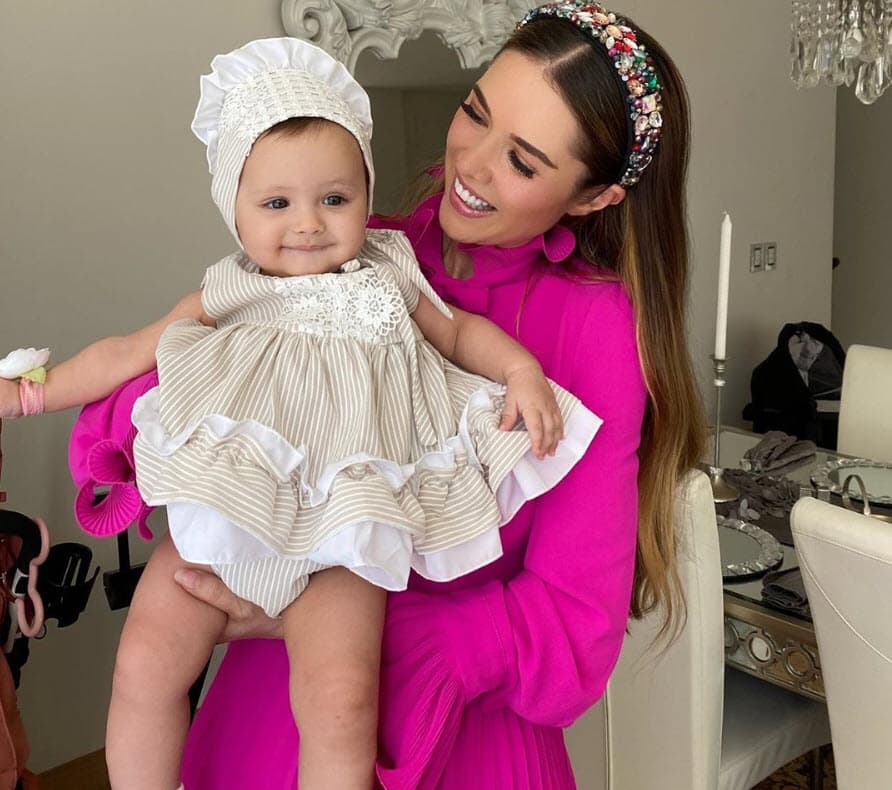 La actriz 
<b><a href="https://www.univision.com/temas/marlene-favela" target="_blank">Marlene Favela</a></b> celebró su primer Día de las Madres con su hija Bella. "¡Gracias por hacerme la mujer más feliz del mundo! Mi adorada princesa Bella Seeley, 
<b><a href="https://www.instagram.com/p/CABE1GBAFtE/" target="_blank">¡gracias por escogerme como tu mamá!</a></b> Eres mi regalo de Dios, mi tesoro. ¡Sin ti, mi vida no tendría sentido! ¡Te amo por siempre y para siempre!" 
<br>