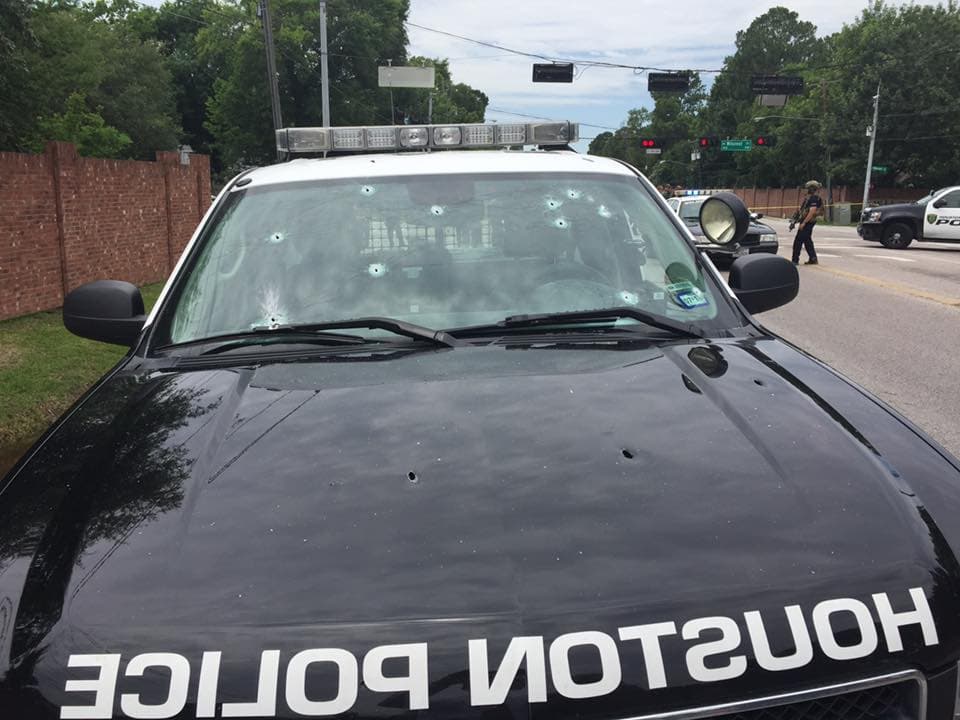 Entre los heridos hay dos oficiales de la policía de Houston: uno resultó herido en su mano y otro en el pecho.