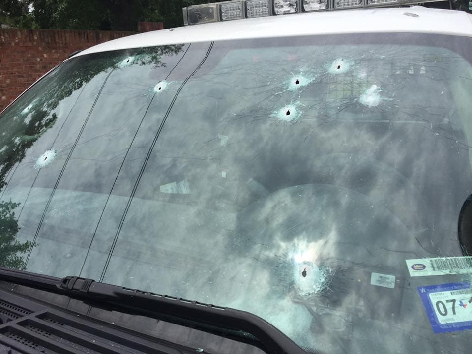 Así quedó un auto de la policía luego del intenso tiroteo.