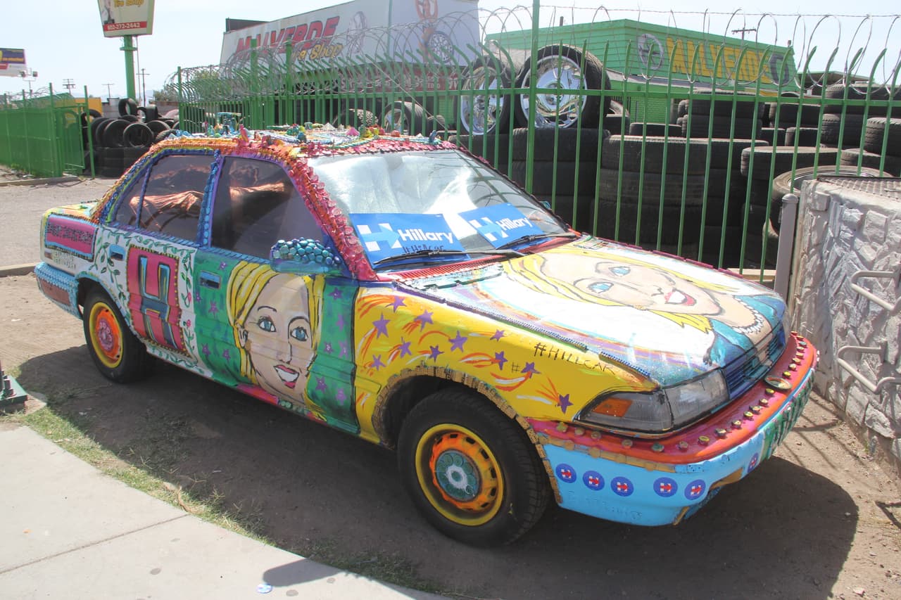 El "Hillary Car" se robaba la mirada de todos los que llegaban a la escuela secundaria Carl Hayden.