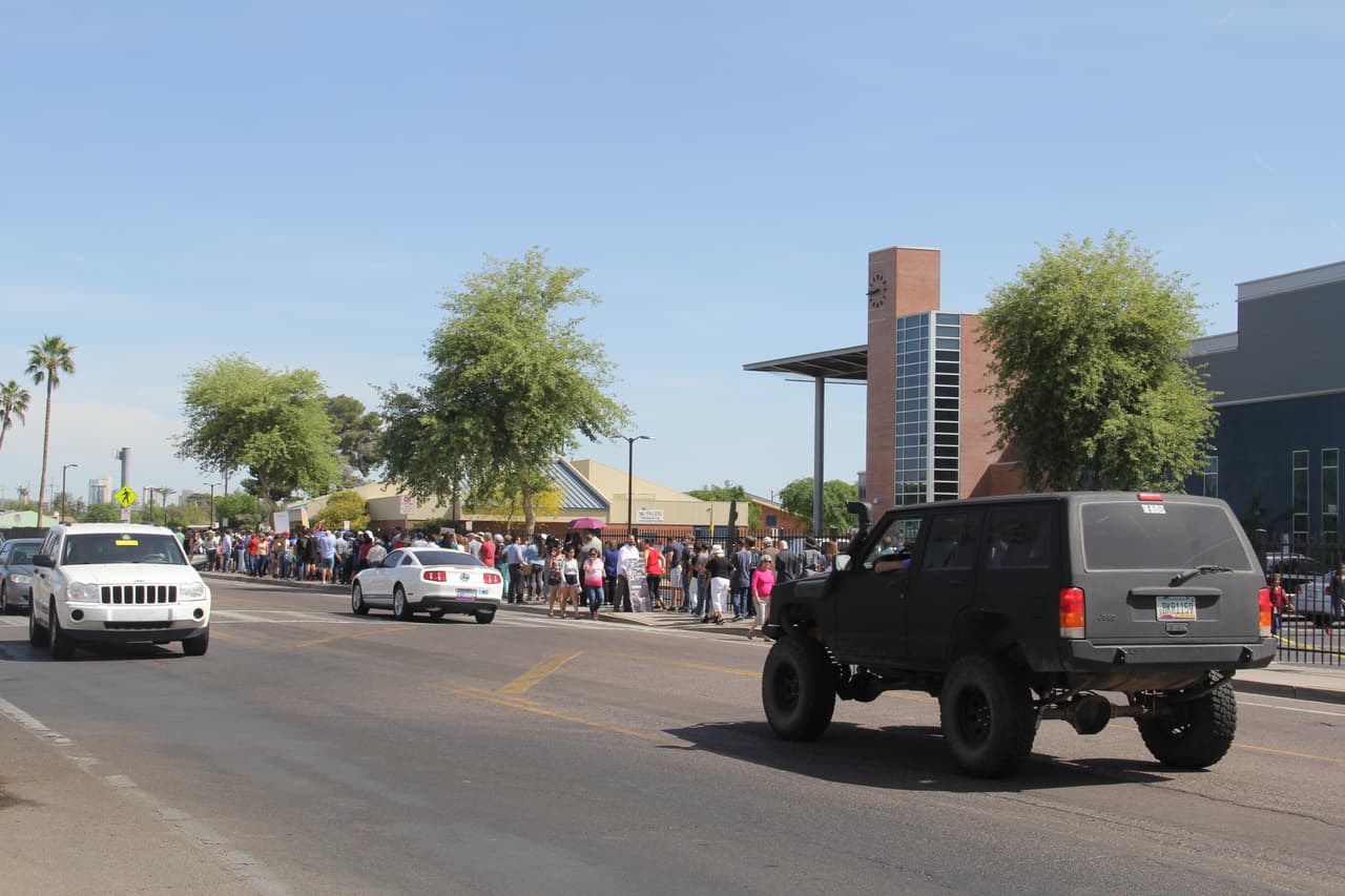 Cientos de personas llegaron desde tempranas horas de la mañana para ser los primeros en entrar al auditorio.