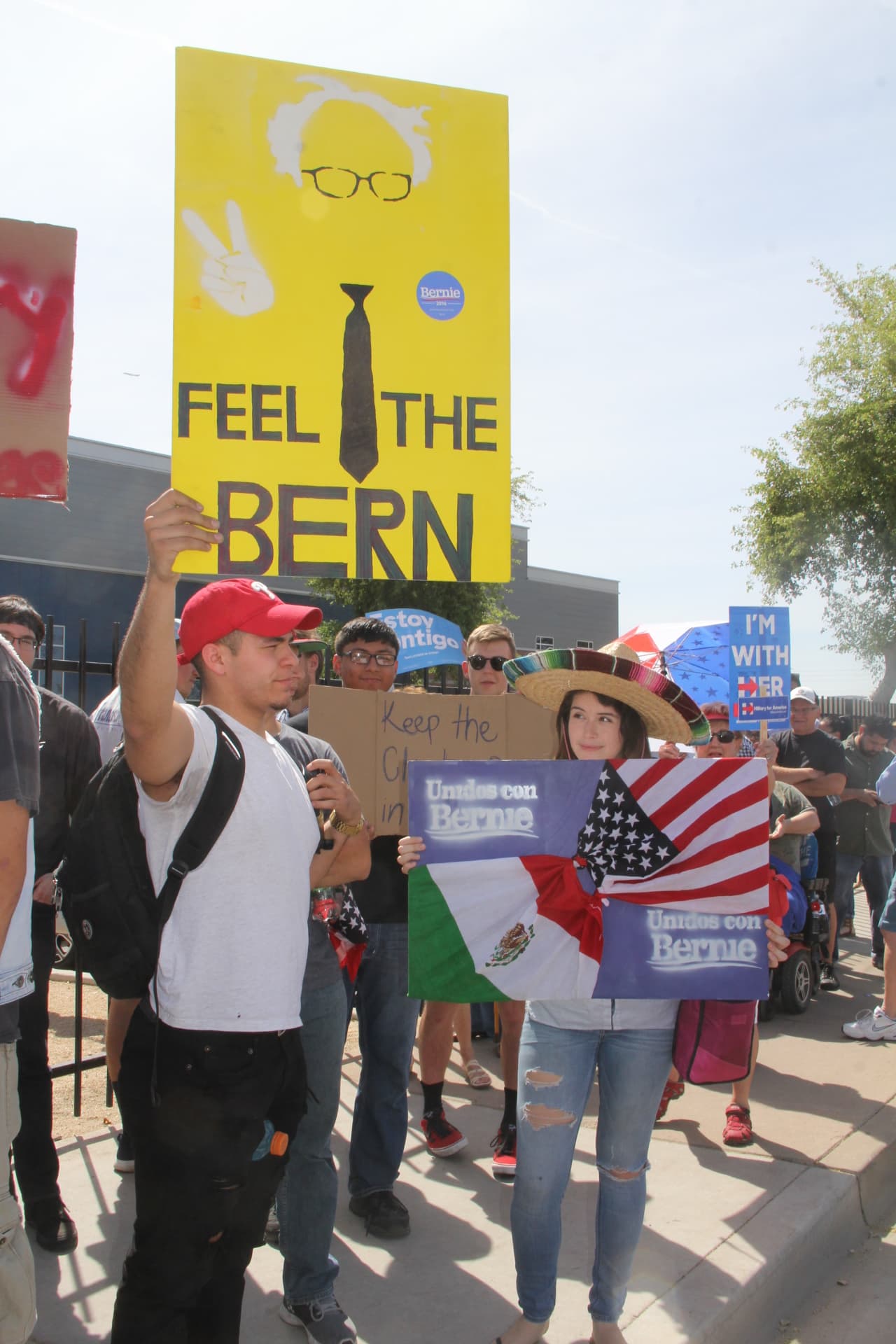 En la fila, se encontraban seguidores de Bernie Sanders.