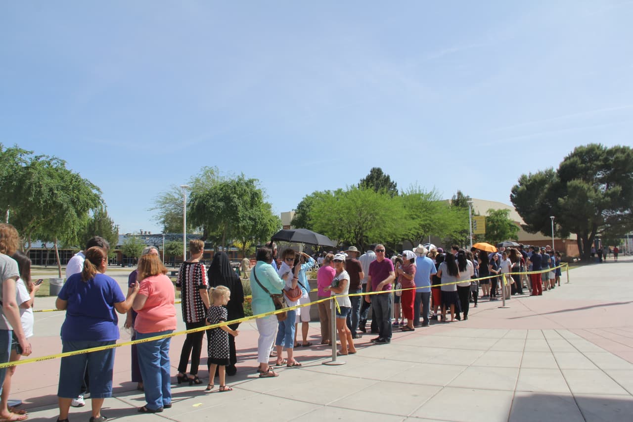 El calor y la intensidad del sol no desanimaban a los simpatizantes de la exsecretaria de Estado.
