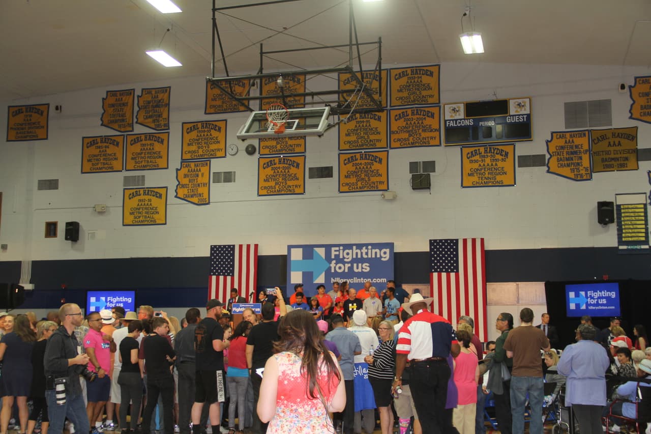 Los asistentes esperan con entusiasmo a Hillary Clinton.